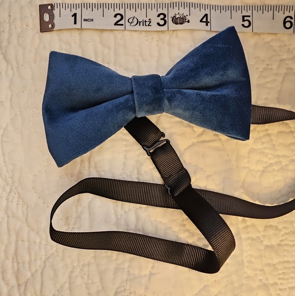 Velvet Pre-Tied Adjustable Bowtie - Picture 8 of 8